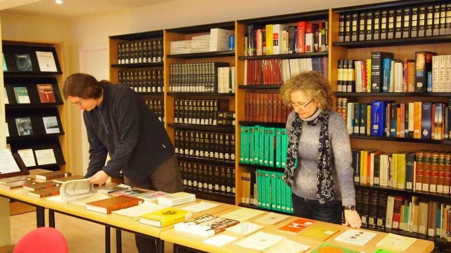 La exposición instalada en la biblioteca de la Real Academia Galega.