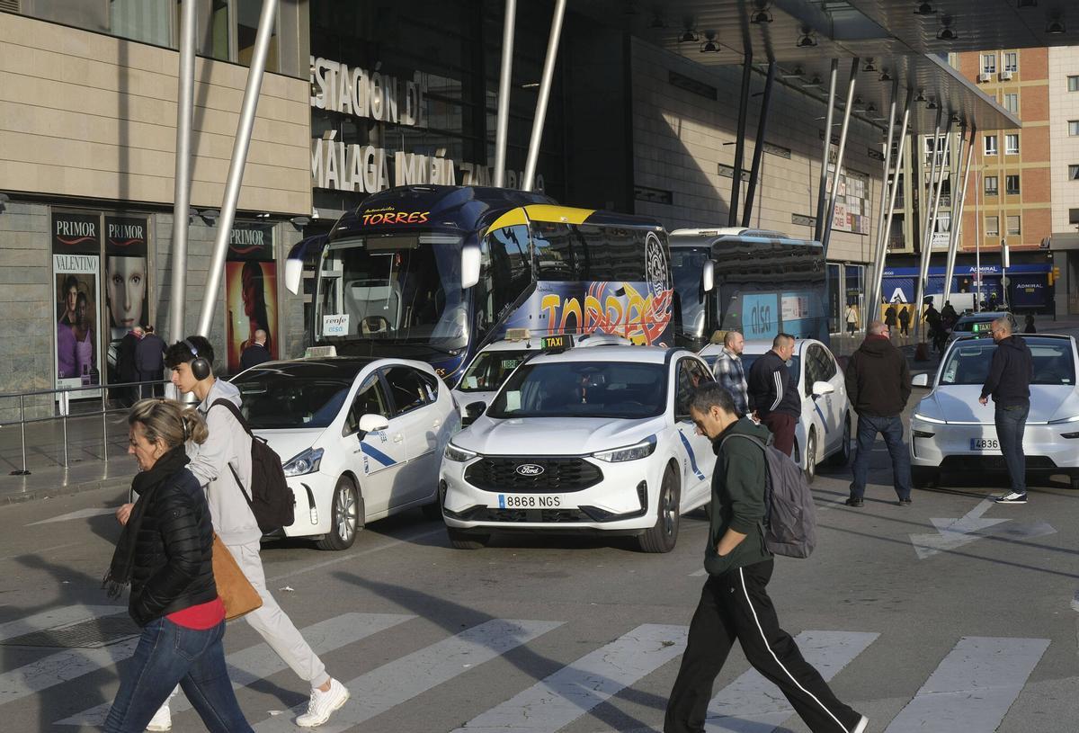 MÁLAGA ESTACIÓN DE TREN MARÍA ZAMBRANO -VIALIA -PASAJEROS CON DESTINO MADRID SUBEN AL AUTOBÚS CON DESTINO ANTEQUERA PARA COGER EL AVE A MADRID FOTOGRAFÍAS FRANCIS SILVA