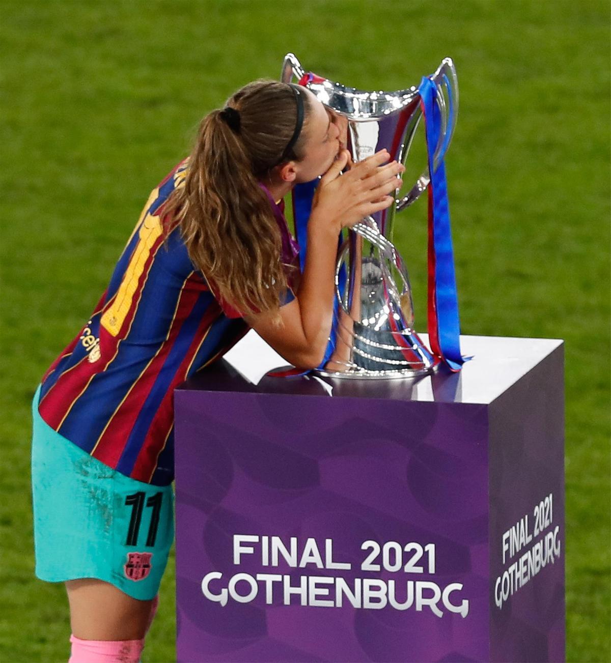 Alexia besando la copa