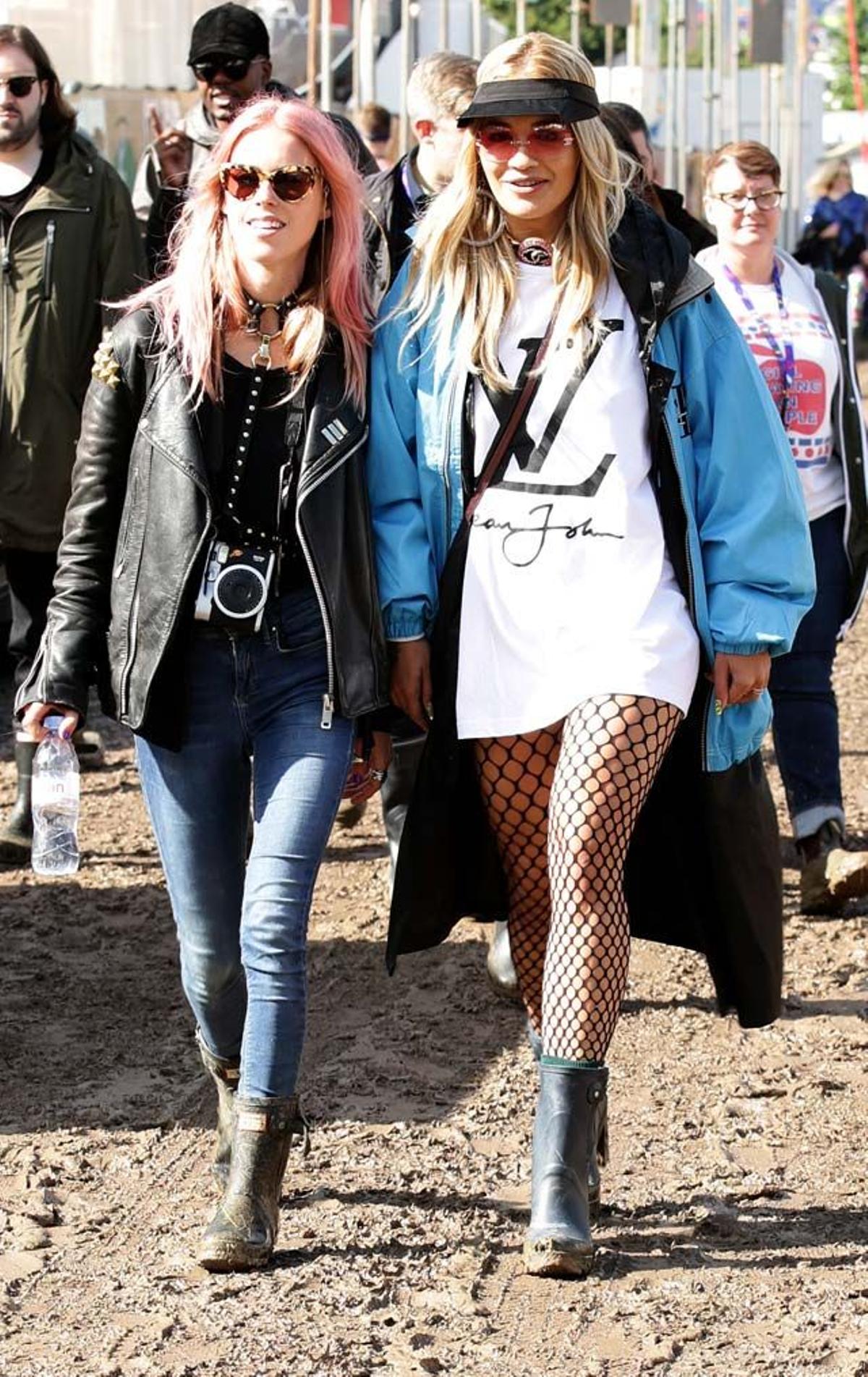 Rita Ora, junto a una amiga en el Festival de Glastonbury.