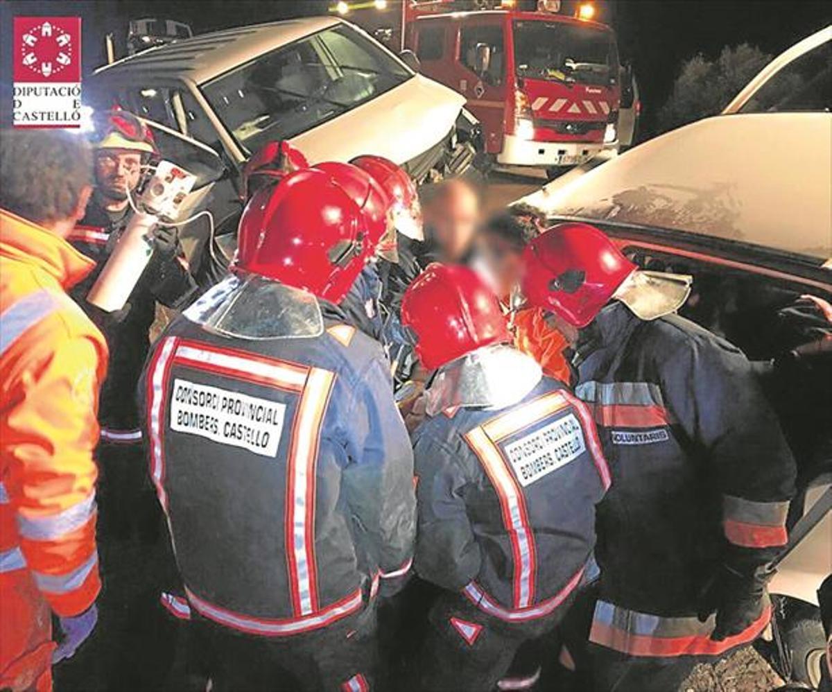 Un fallecido y un herido en la 340 al chocar 4 tráilers y 2 coches en ...
