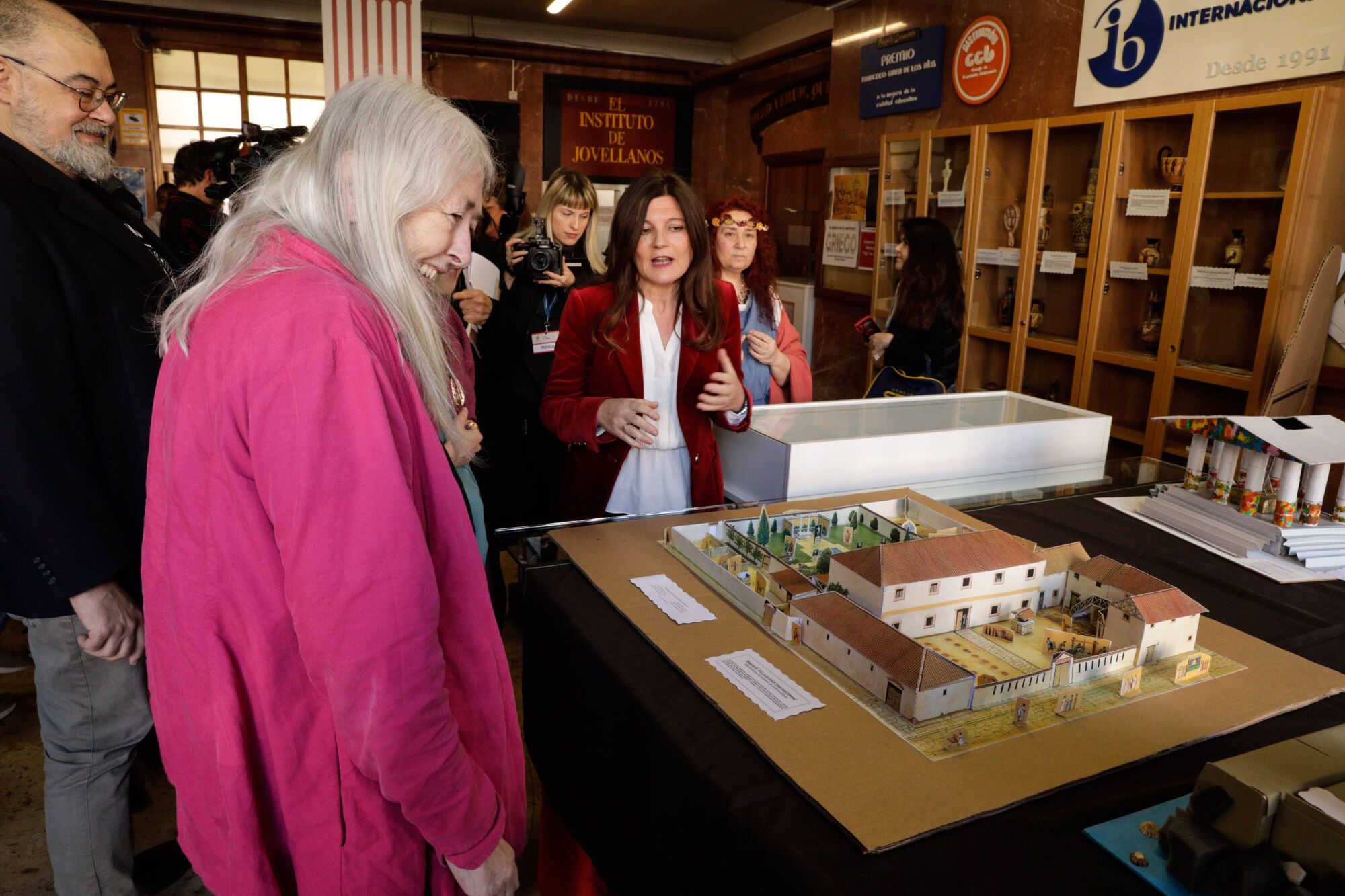EN IMÁGENES: La "amazona" Mary Beard fascinada en su encuentro con estudiantes en Gijón: "A Nerón le habrían encantado las redes sociales"