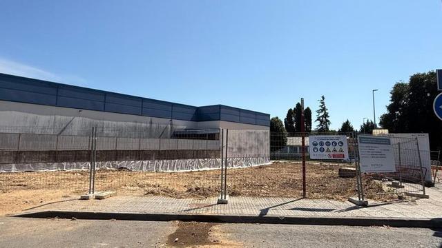 Trabajos en la parcela, situada al lado del centro comercial Pontiñas. | BERNABÉ