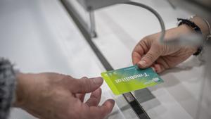 Viatges il·limitats per 6,20 euros a l'any: així pots demanar la targeta social a Barcelona per a majors de 60 anys o discapacitats amb rendes baixes