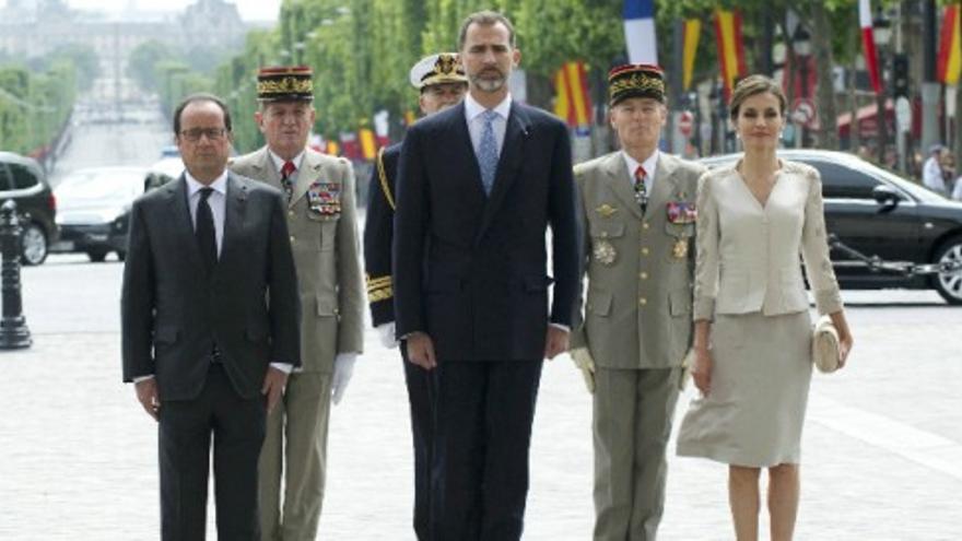 Felipe de Borbón rinde honores en el Arco del Triunfo napoléonico