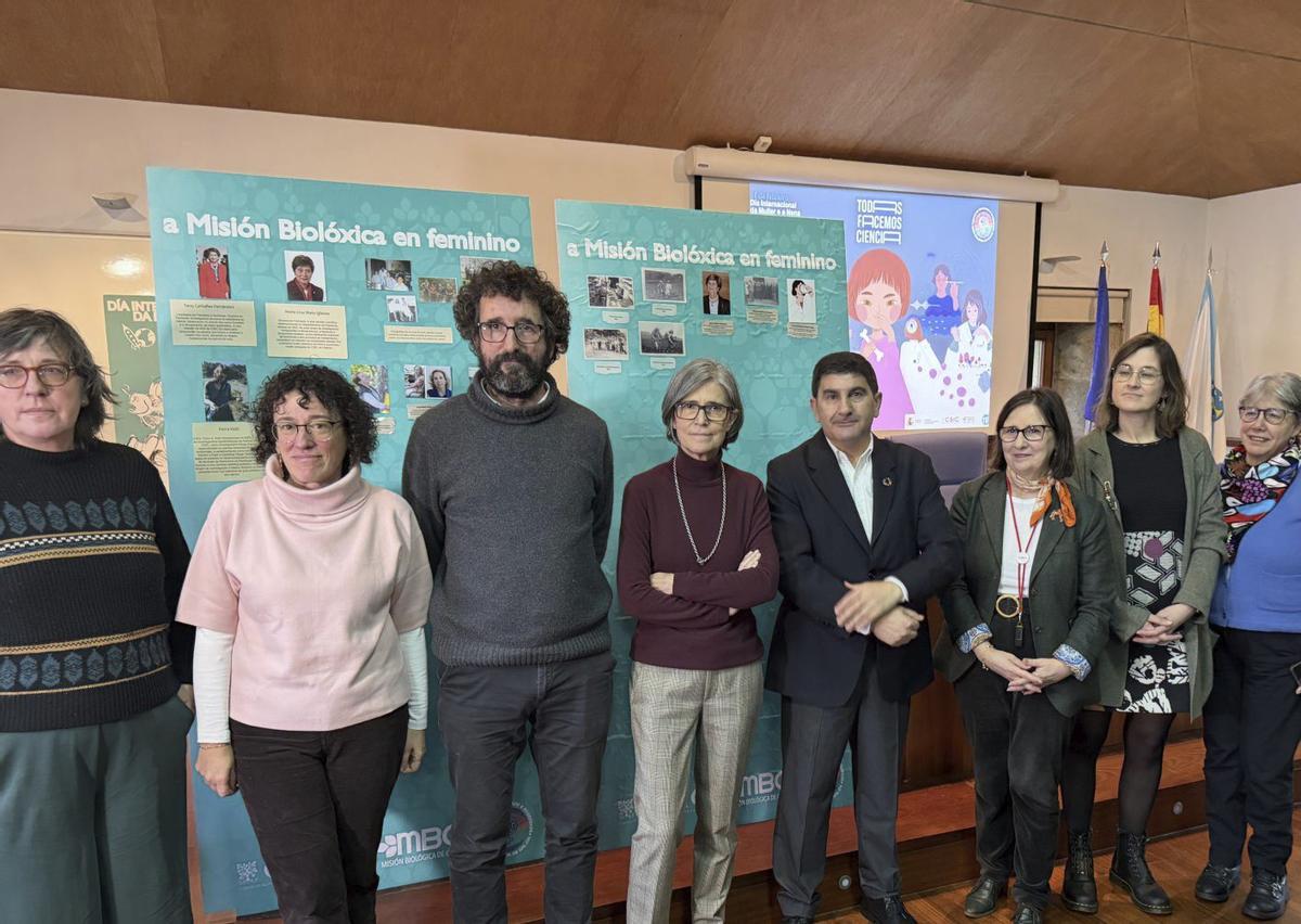 El delegado del Gobierno, con representantes de la Misión Biológica, ayer en Salcedo.