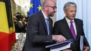 El primer ministro belga, Charles Michel (izquierda), y el ministro belga de Asuntos Exteriores, Didier Reynders, comparecen en una rueda de prensa tras una reunión de emergencia para tratar de llegar a un entendimiento sobre la firma del acuerdo de libre comercio entre la Unión Europea y Canadá (CETA).