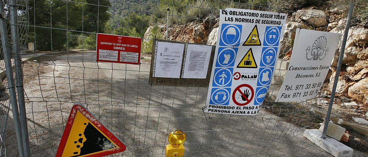 Cartel de una licencia de obra concedida en mayo de 2007 por Sant Joan para construir una vivienda en Benirràs. | J. A. RIERA