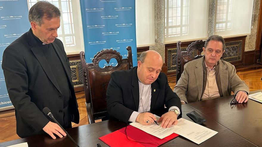 Monseñor Prieto firma el decreto de creación de la Fundación Ultreia en presencia de Elisardo Temperán, izquierda, y José Ramón Amor Pan, a la derecha