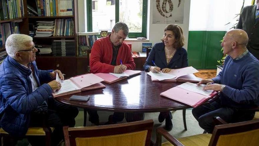 Susana Rodríguez y los presidentes de la federaciones, durante la firma.