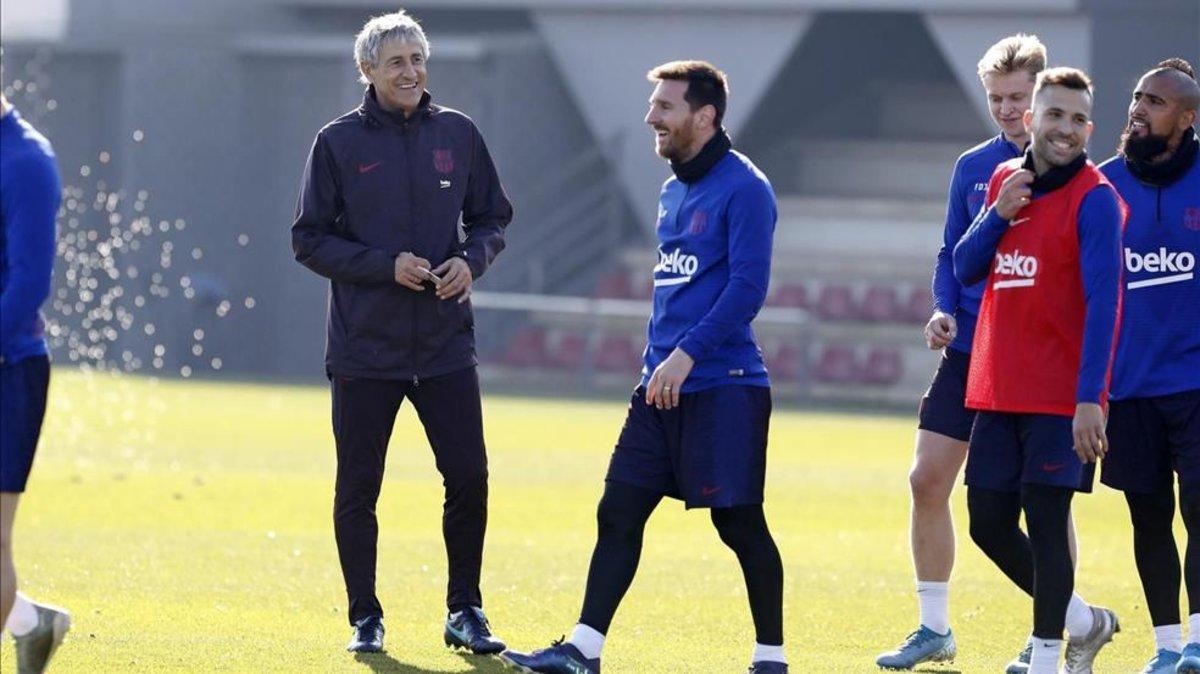 Quique Setién, con Leo Messi y sus compañeros
