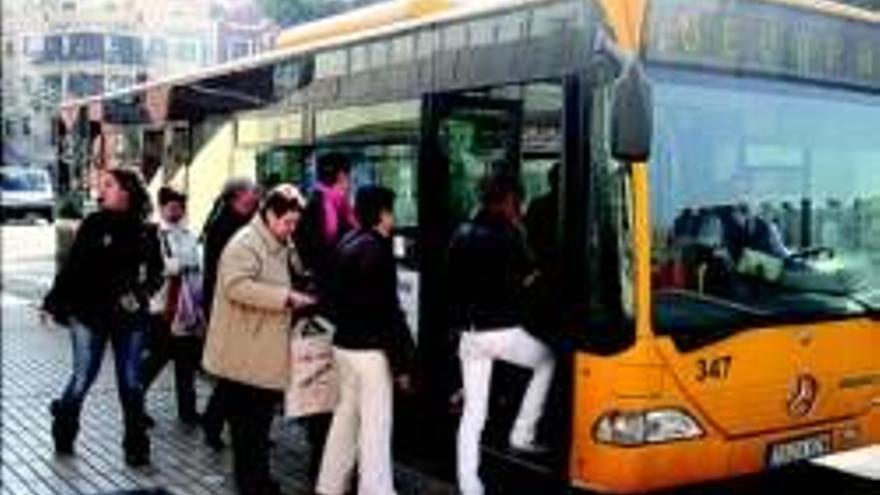 Los poblados exigen servicios mínimos de autobús los fines de semana y festivos