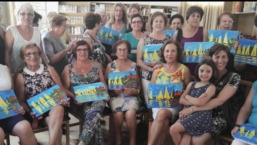 Las &quot;artistas&quot; mostrando sus cuadros con la edil Yolanda Moreno