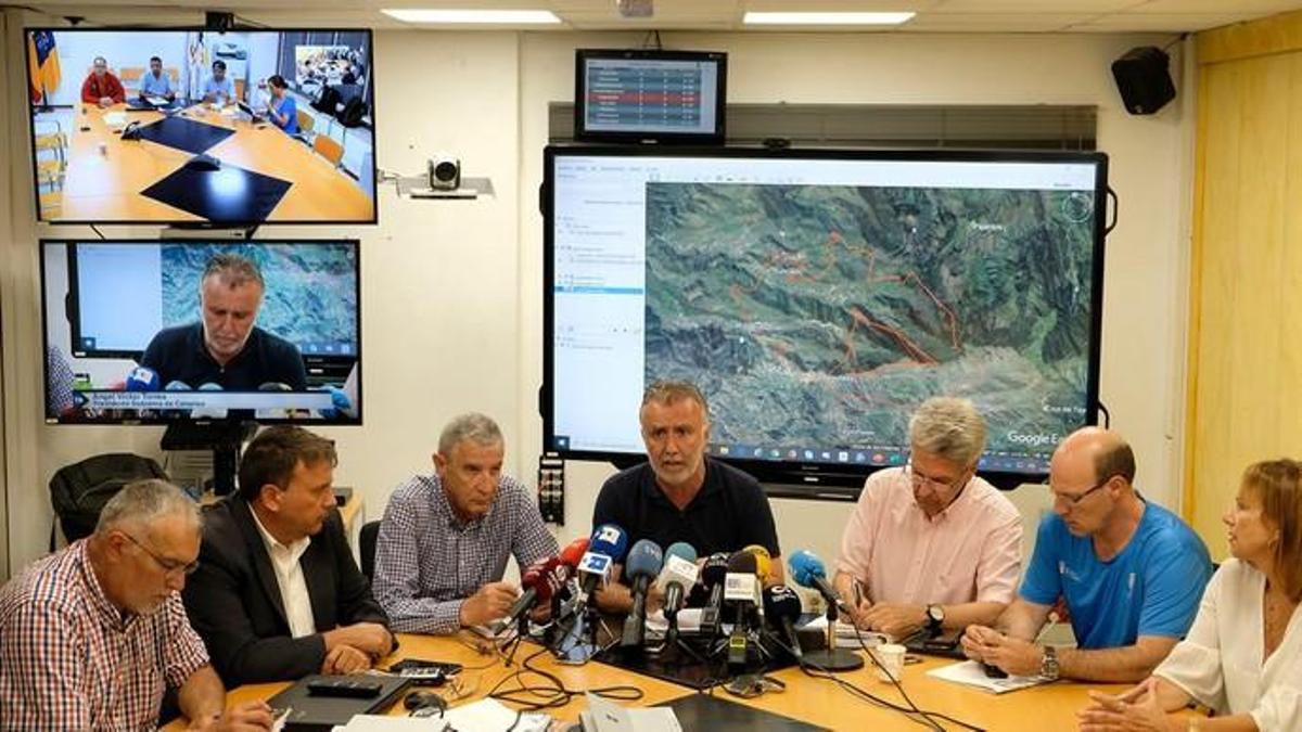 Rueda de prensa para informar de la evolución del incendio de la Cumbre Rueda de prensa para informar de la evolución del incendio de la Cumbre