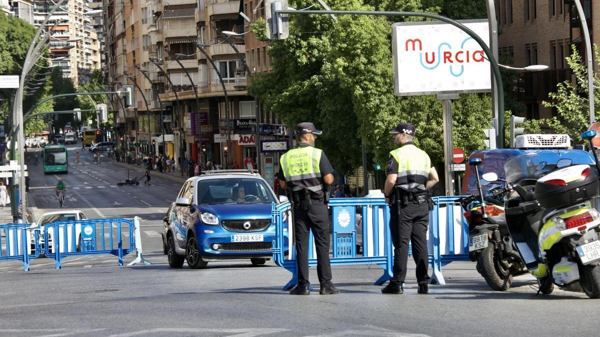 La Policía, cortando el tráfico de acceso al Puente Viejo.