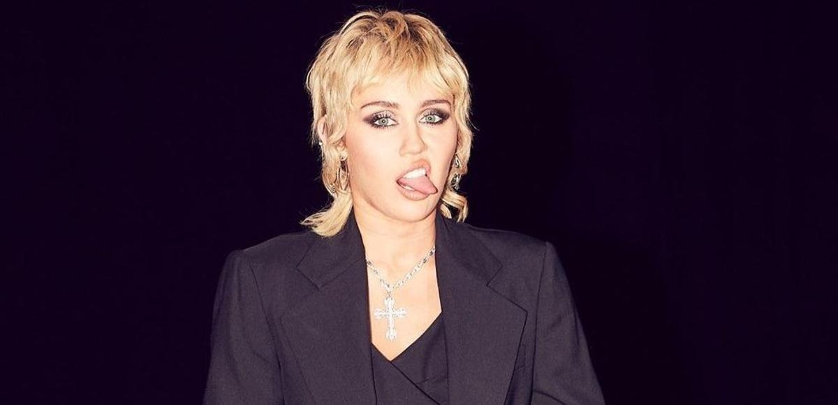 Miley Cyrus pren el ‘pentinat desescalada’: curt per davant, llarg per darrere