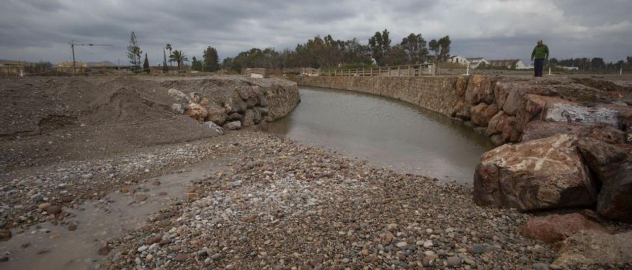 La salida de la gola, bloqueada por las piedras, ayer. | TORTAJADA