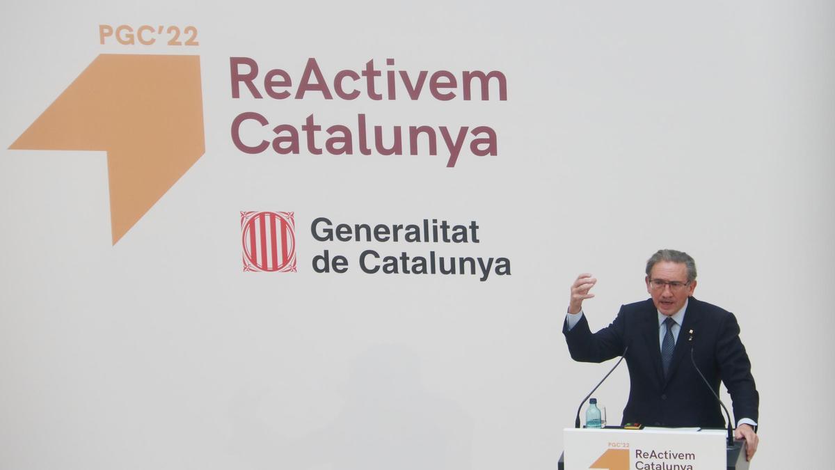 Primer pla, picat, del conseller d&#039;Economia, Jaume Giró, exposant els pressupostos del Govern pel 2022 a l&#039;Auditori del Parlament, el 9 de novembre de 2021 (Horitzontal)