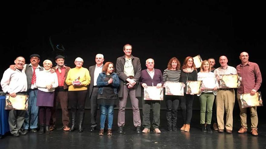 Ganadores y nominados de la muestra de teatro costumbrista, con los representantes del Ayuntamiento y de la Fundación Marino Gutiérrez.