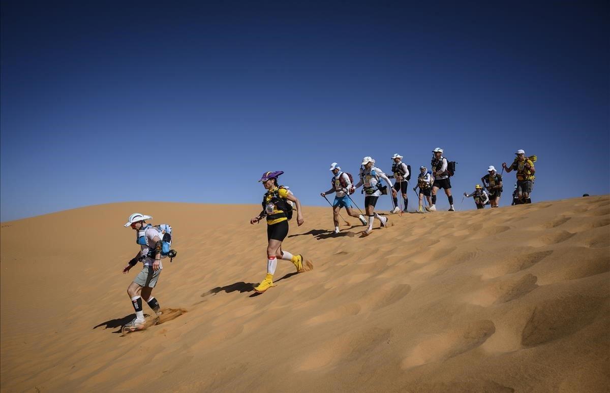 Corredores en la segunda etapa de la 34ª edición de la Marathon des Sables entre Tisserdimine y Kourci Dial Zaid en el sur del desierto del Sahara marroquí.