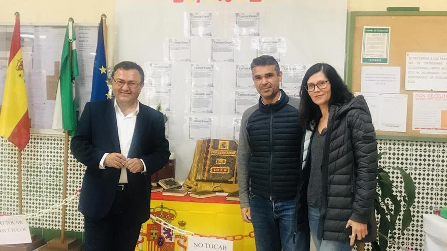 Heredia, Bernal e Isabel Pérez, ayer en el Instituto Victoria Kent.