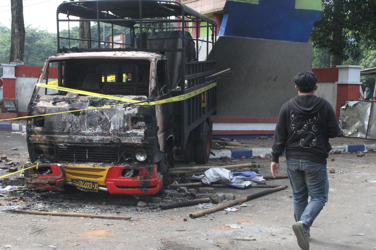 Las imágenes de la trágica avalancha que ha dejado decenas de muertos en un estadio de fútbol en Indonesia