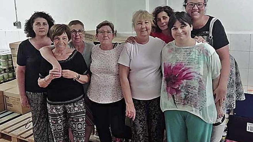 Las voluntarias en el almacÃ©n de alimentos del Rebost.