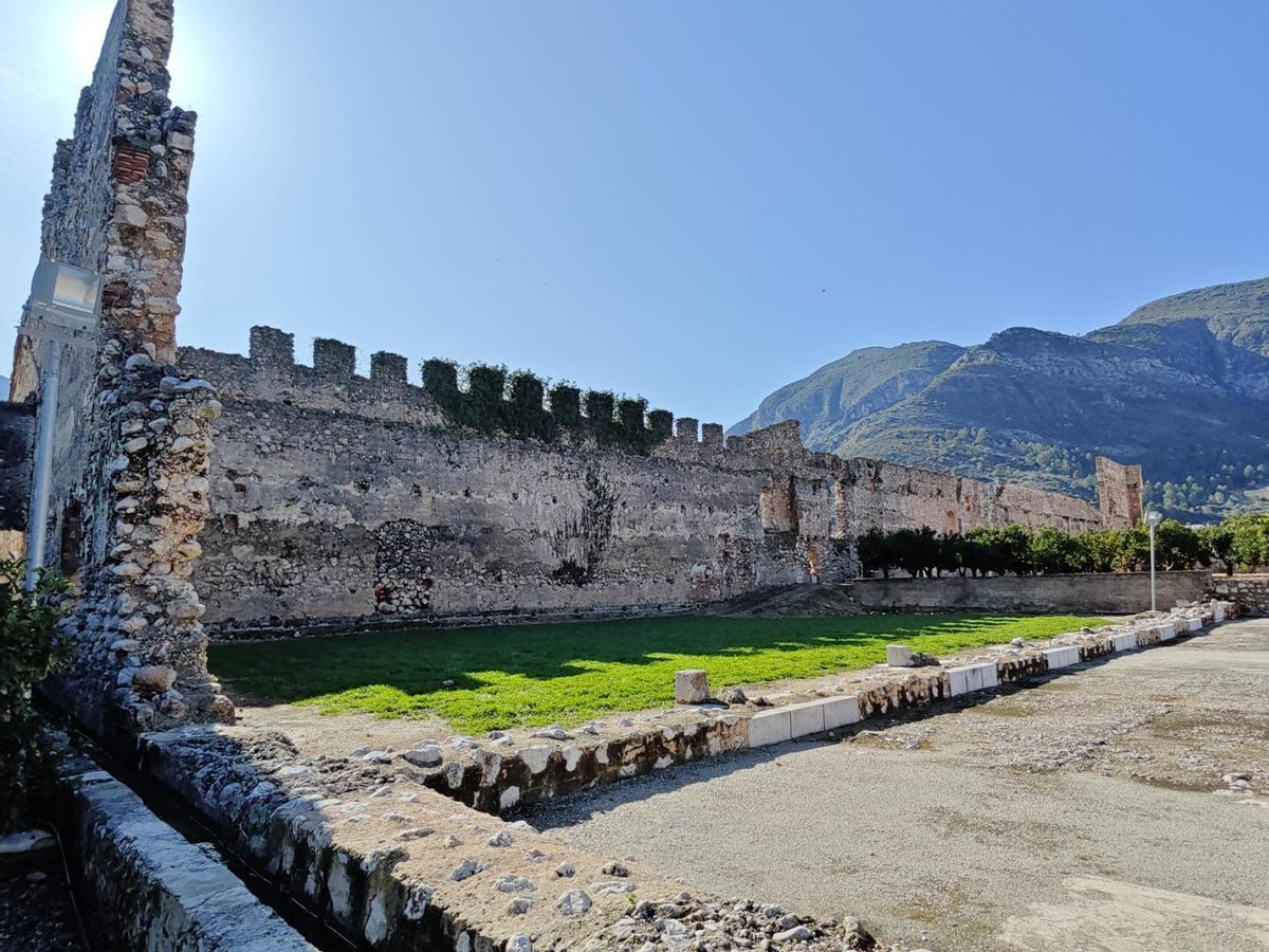 Frente sur de la muralla del recinto de clausura del Monasterio de la Valldigna, que será restaurado próximamente, en imagen de archivo.