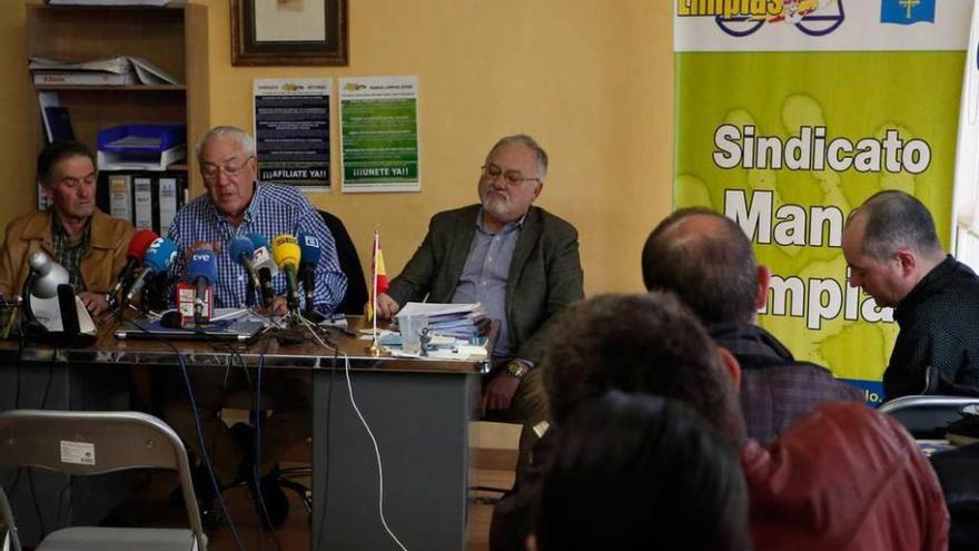 Adolfo Cano, José Alfredo García y Manuel Varela, ayer, en la sede regional de Manos Limpias, en Avilés.