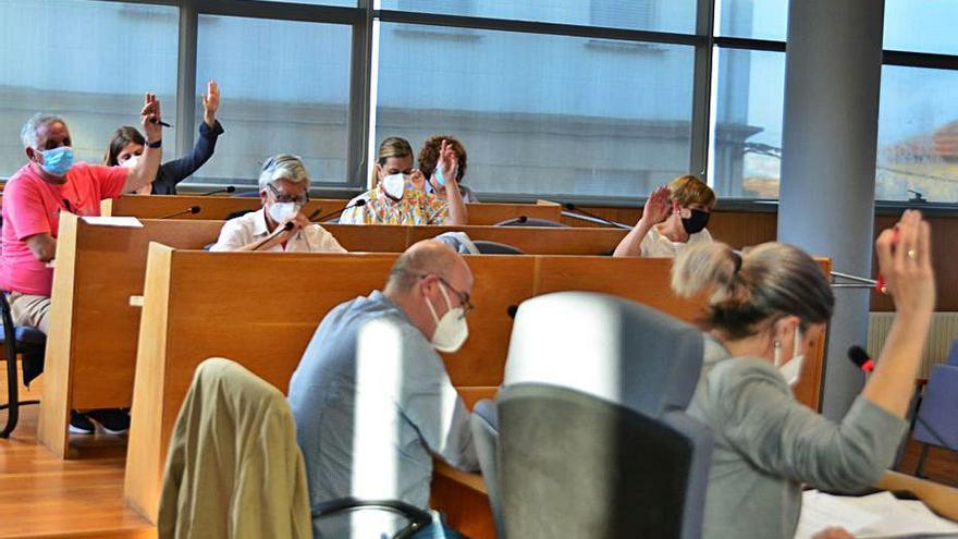 El secretario del Concello toma nota de una votación en el Pleno del viernes.   | // G.Núñez