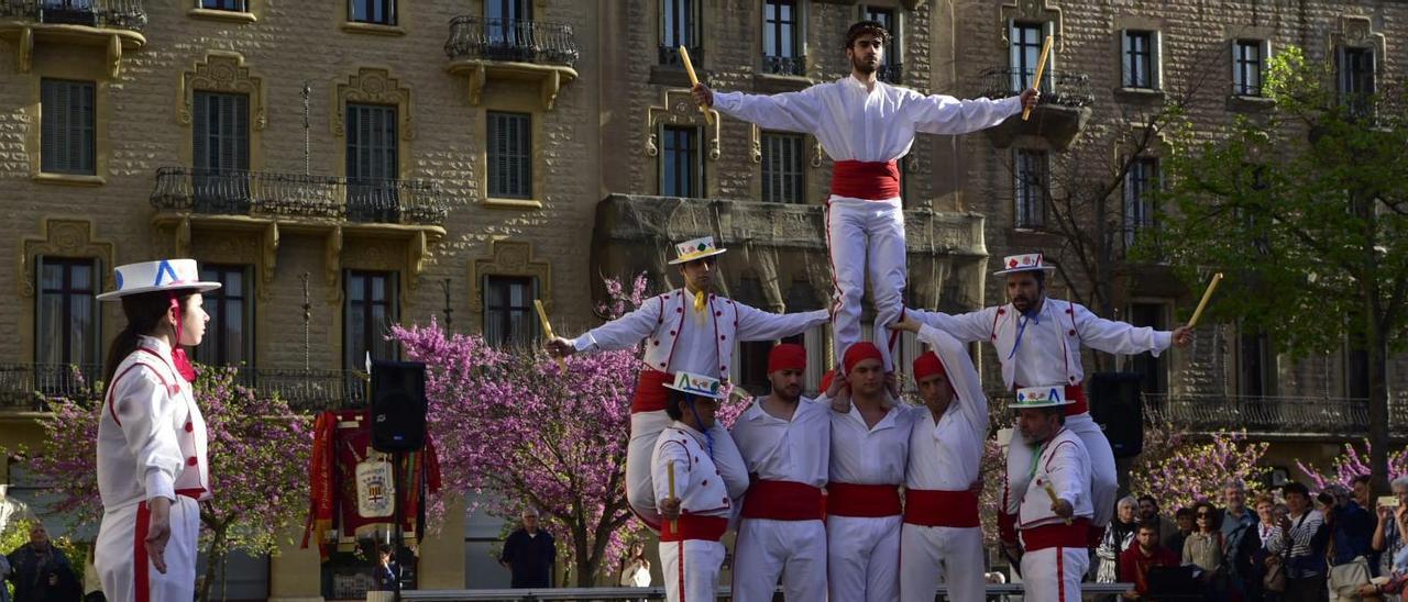 Expectació per veure la Moixiganga de Sitges a la plaça Sant Domènec de Manresa