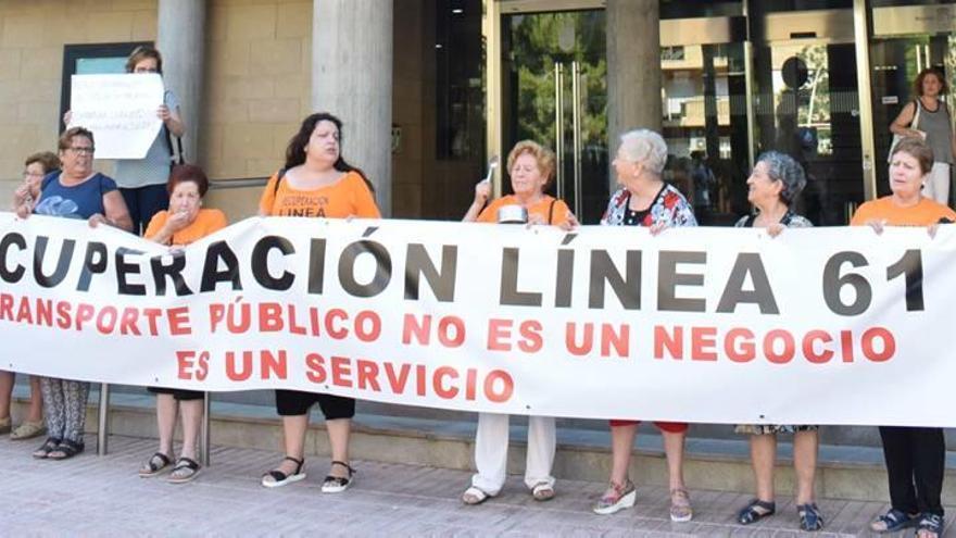 Decenas de vecinos se manifestaron ayer frente a la Dirección General de Transportes.