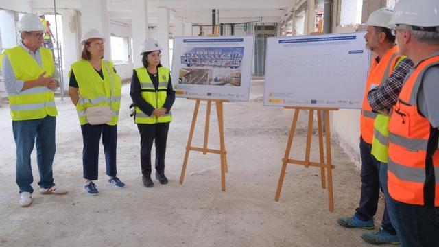 Mauricio Roque, Carmen Luz Vargas y Carolina Darias, durante su visita a las obras de la segunda fase de La Fábrica del Hielo.