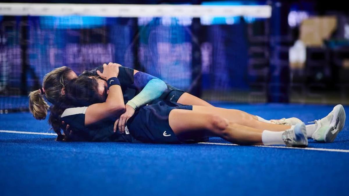 Ari y Paula celebran el título de campeonas del mundo 2025