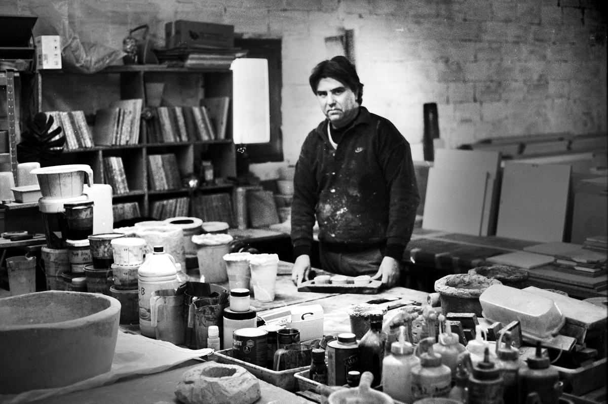 Miguel Ángel, trabajando la cerámica, en Puertomingalvo (Teruel).