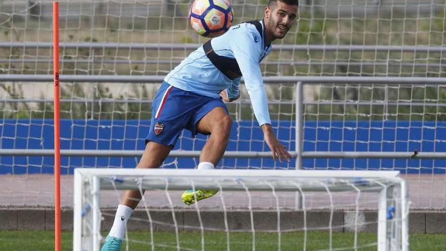 Róber golpea el balón en un entrenamiento con el Levante.