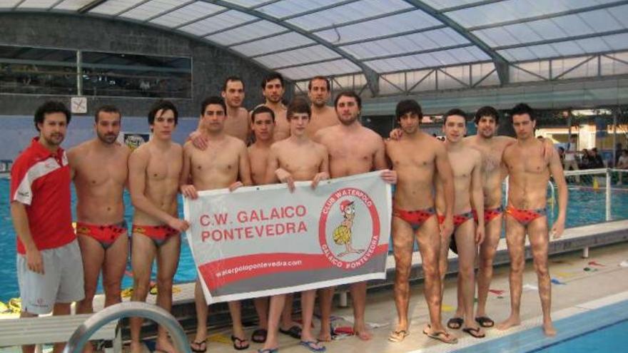 El equipo del Galaico, tras finalizar la competición en Portugalete. // FdV