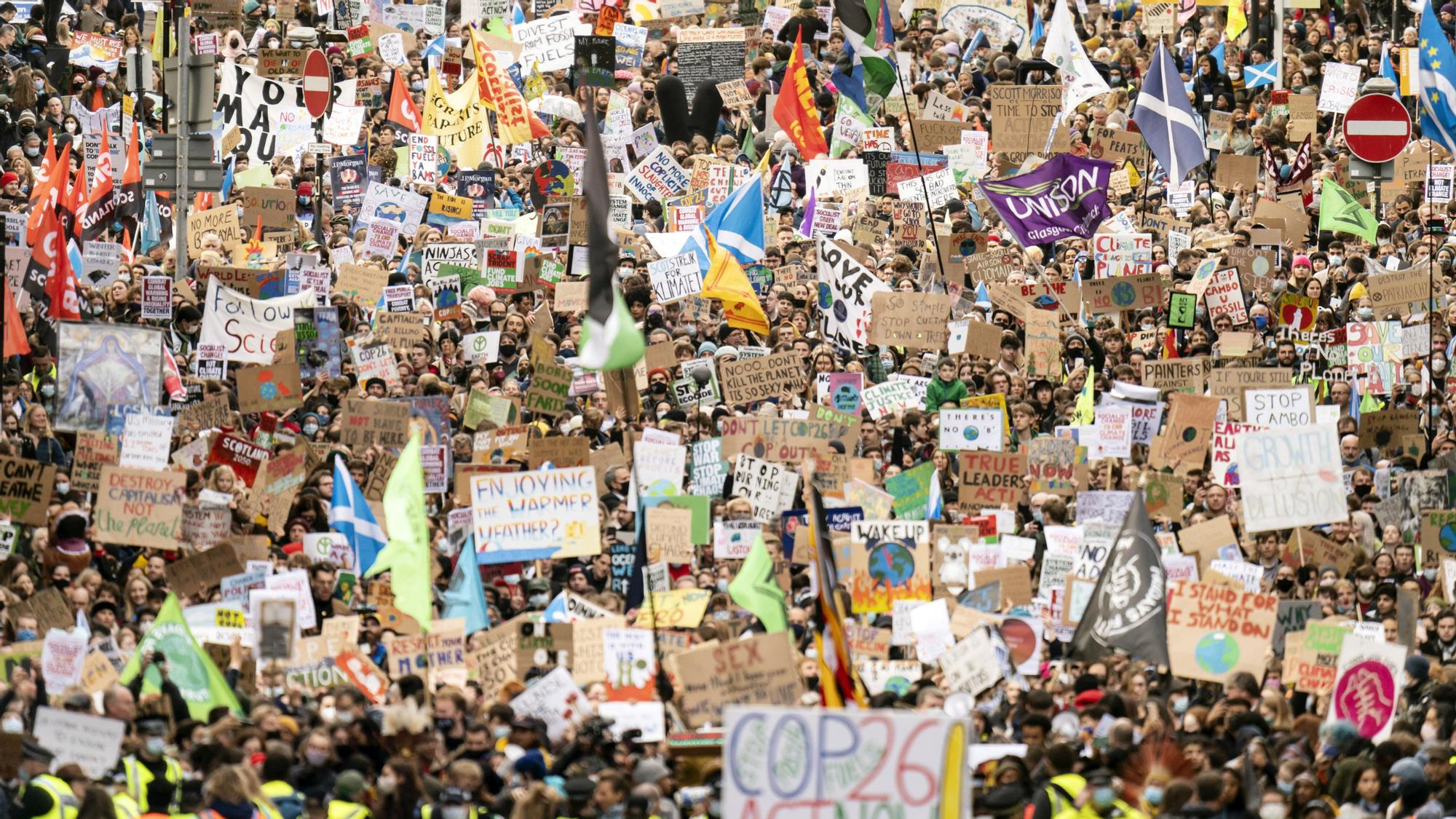 Fridays for Future Scotland march in Glasgow 05 November 2021, United Kingdom, Glasgow: Demonstrators take part in the Fridays for Future Scotland march through Glasgow during the Cop26 summit. Photo: Danny Lawson/PA Wire/dpa 05/11/2021 ONLY FOR USE IN SPAIN