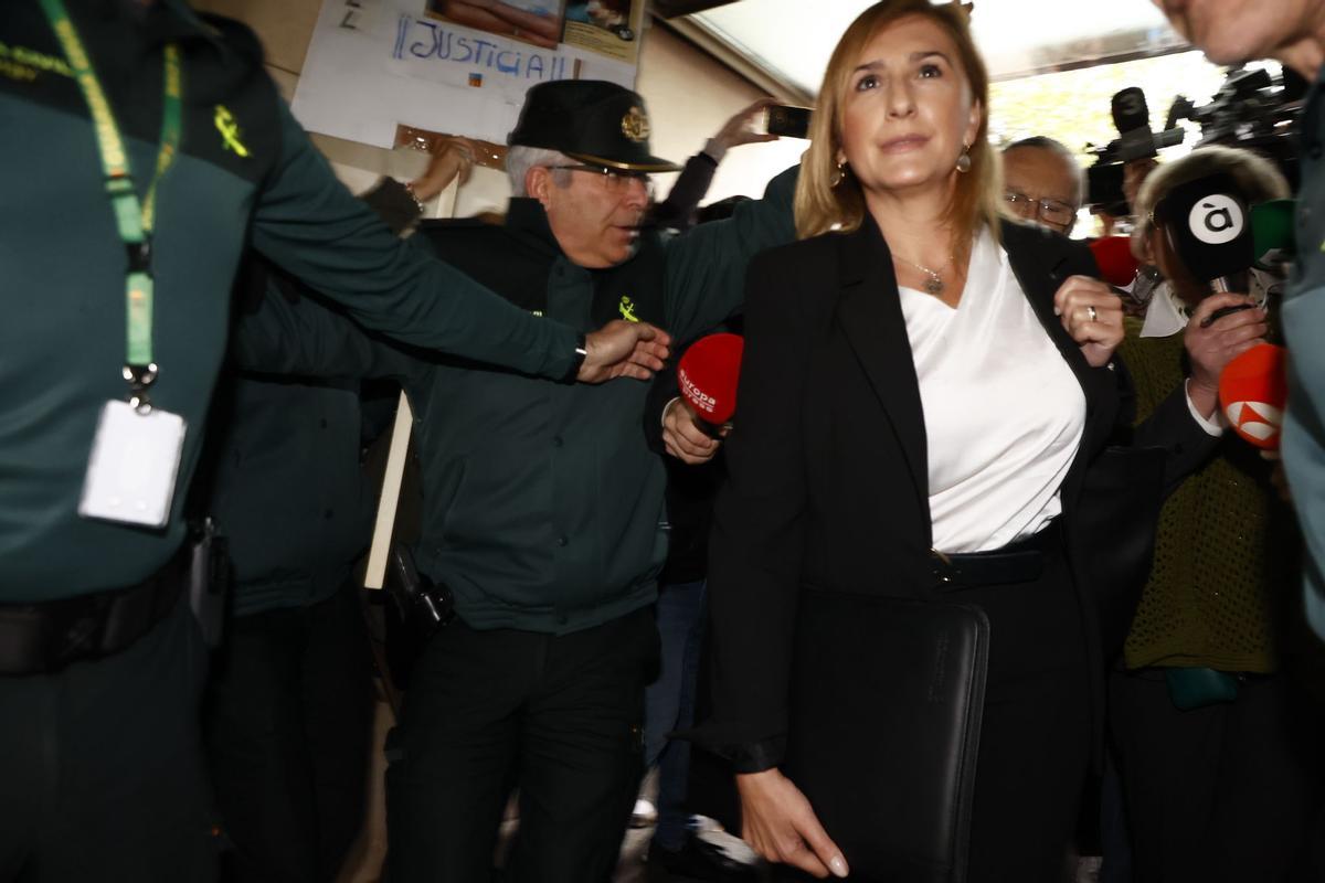 La llegada de la exconsellera Pradas y Argüeso para declarar como imputados por la gestión de la dana