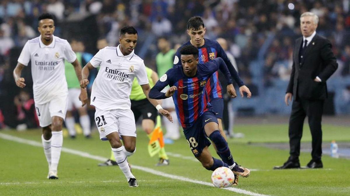 Balde se escapa de Rodrygo ante la mirada de Pedri y Militao en la final de la Supercopa de España.