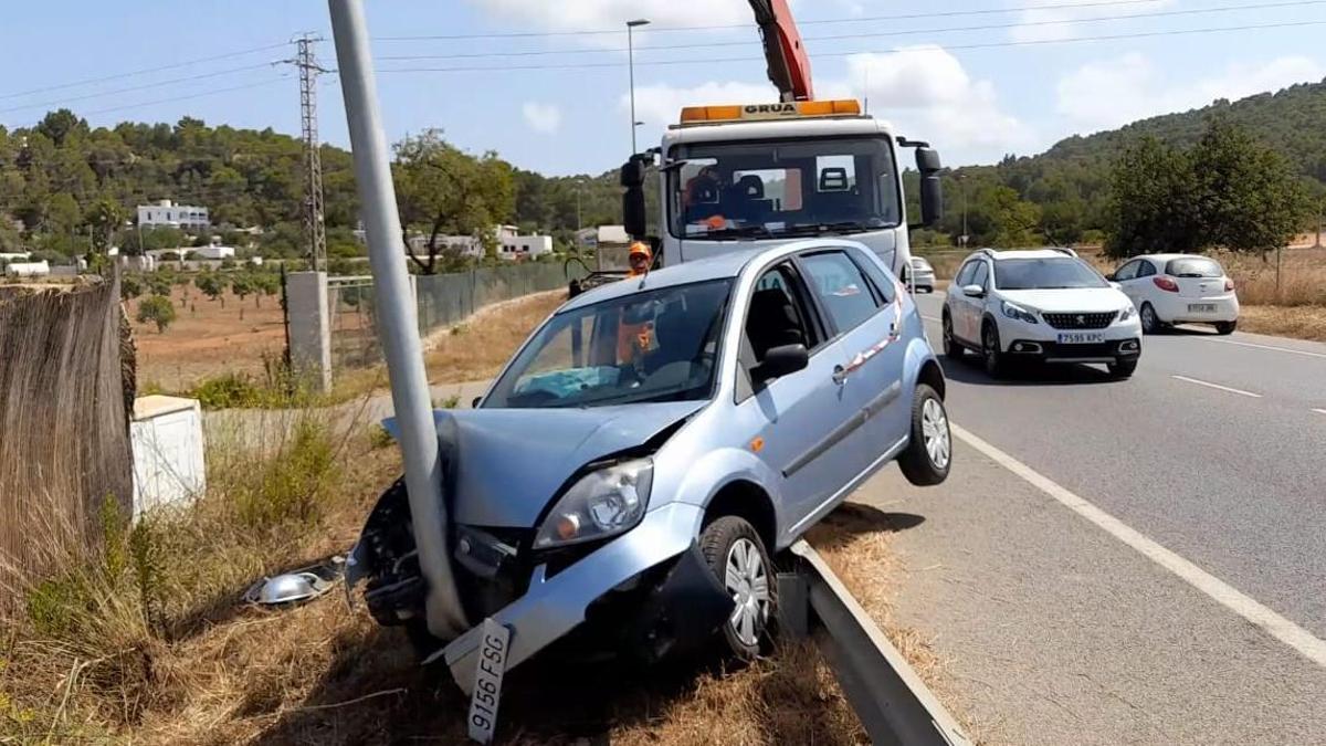 Un vehículo choca contra en Ibiza contra una farola que ha caído sobre unos cables de alta tensión