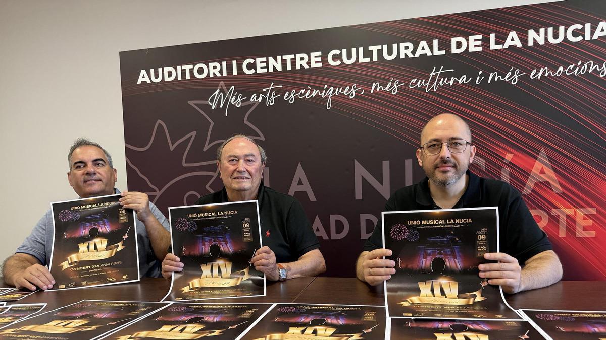 Juan José Ivorra, presidente de la Unió Musical La Nucía; Ramón Lorente, director UM La Nucía; y Pedro Lloret, concejal de Cultura en la presentación del "XLV Concert aniversari"