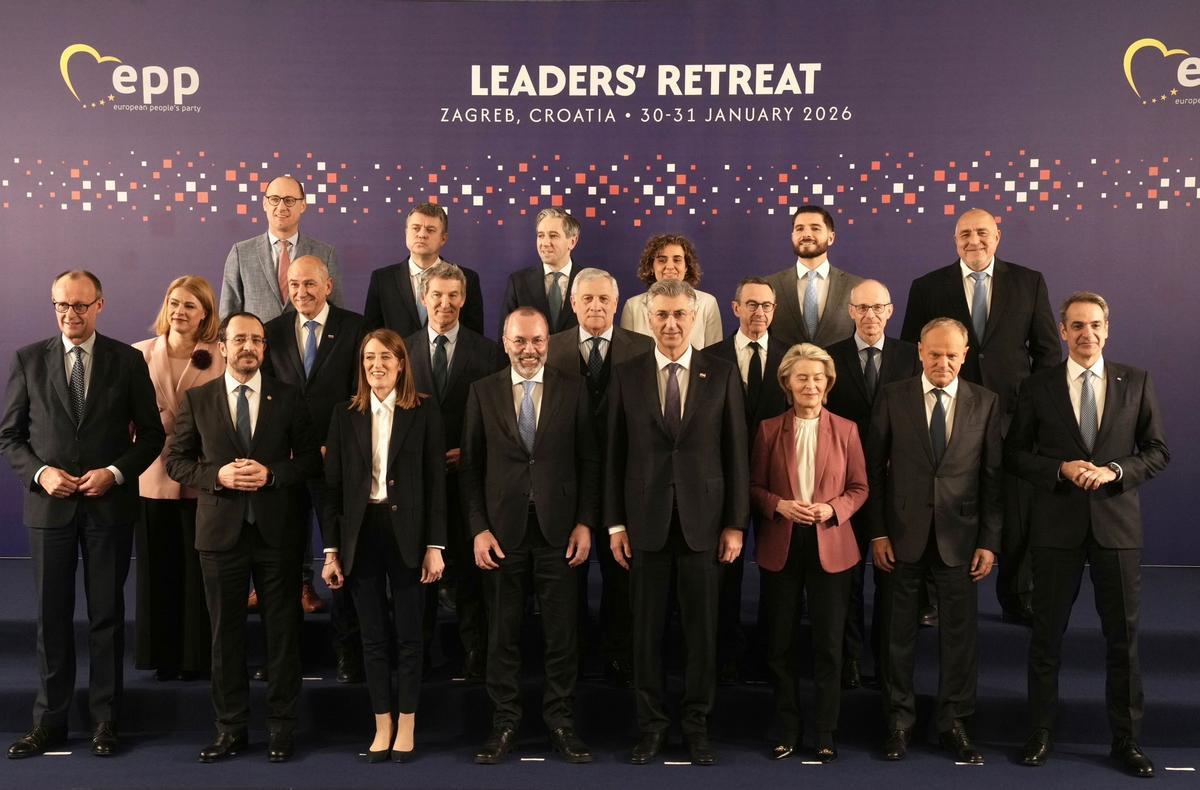 El líder del PP, Alberto Núñez Feijóo, con la presidenta de la Comisión Europea, Ursula von der Leyen, y otros mandatarios europeos durante la cumbre del PPE que se celebra en Zagreb (Croacia).