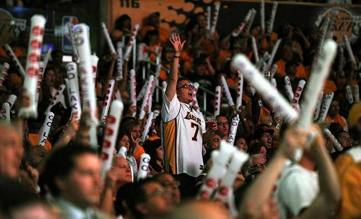 Seguidors dels Lakers animen l’equip durant el partit davant els Hornets pels quarts de final de la Conferència Oest de la NBA a Los Angeles, Califòrnia (EUA).