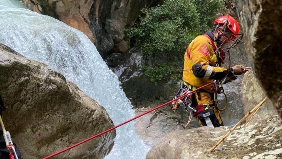 Los bomberos de Alicante durante las prácticas en el barranco de Bolulla.