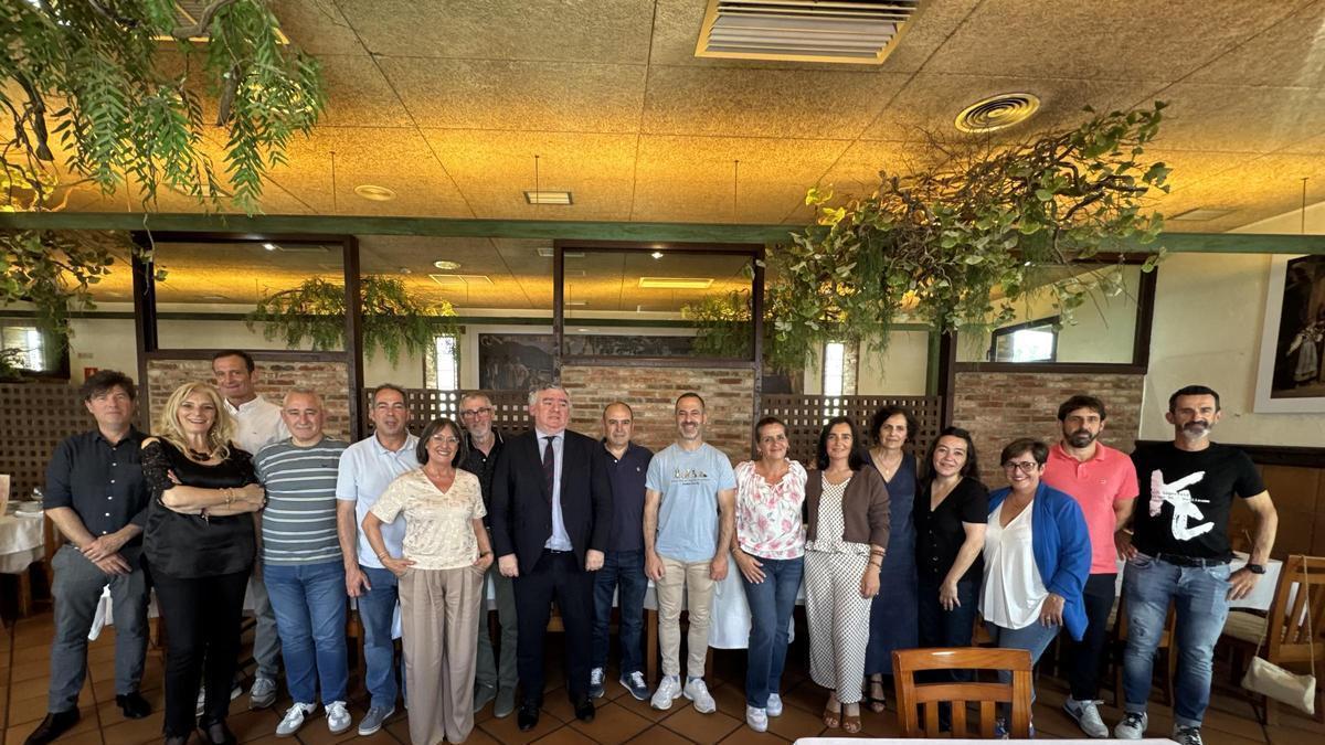 Los asistentes a la comida de Santa Rita.