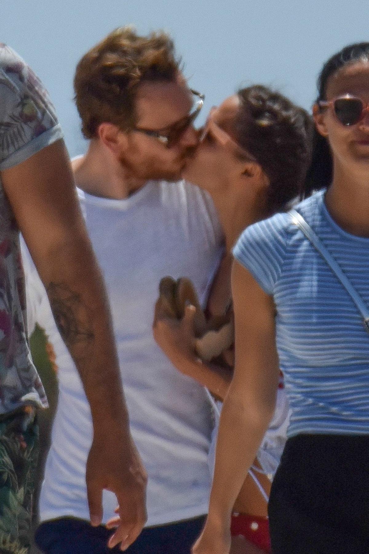 Alicia Vikander y Michael Fassbender se besan