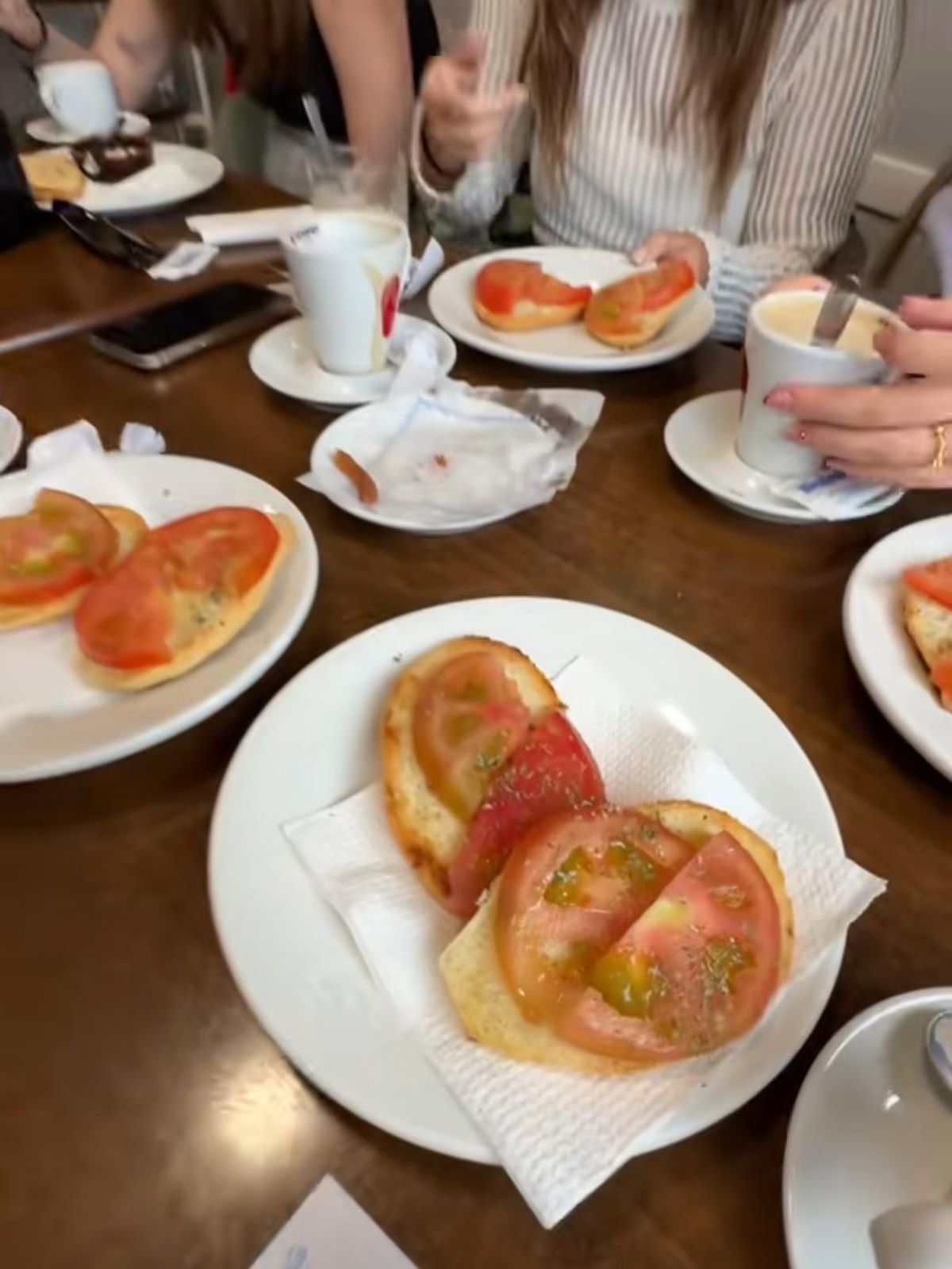 Pan con tomate que le pusieron en el plato