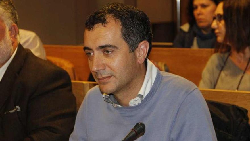 Rafael Soliño, portavoz municipal, en el pleno de Cangas. // Santos Álvarez