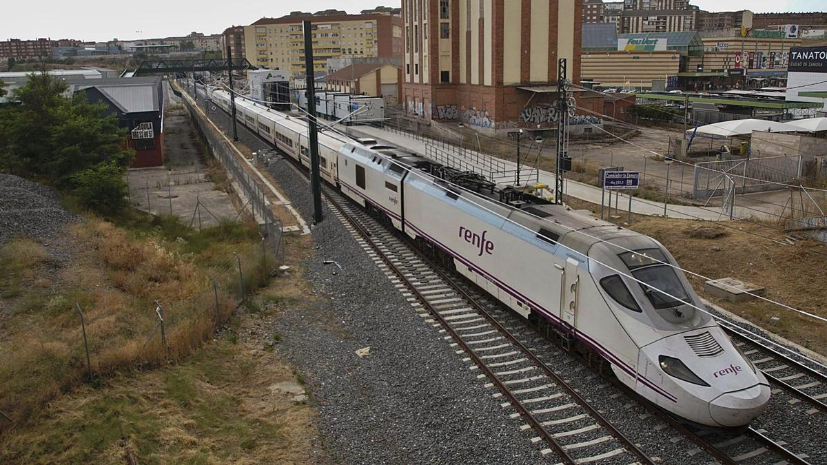 Un tren AVE sale de la estación de Zamora este julio de 2020 para la formación de maquinistas.